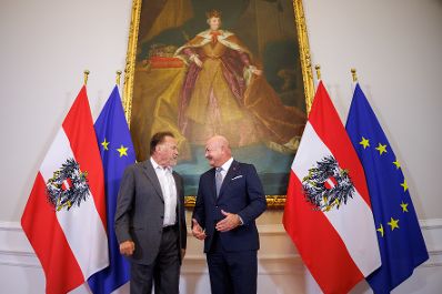 Am 2. Juni 2025 empfing Bundeskanzler Christian Stocker (r.) Arnold Schwarzenegger (l.) zu einem Gespr&auml;ch im Bundeskanzleramt.