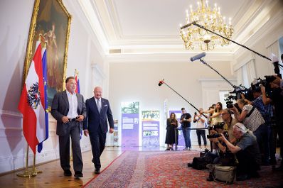 Am 2. Juni 2025 empfing Bundeskanzler Christian Stocker (r.) Arnold Schwarzenegger (l.) zu einem Gespr&auml;ch im Bundeskanzleramt.