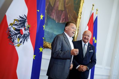 Am 2. Juni 2025 empfing Bundeskanzler Christian Stocker (r.) Arnold Schwarzenegger (l.) zu einem Gespr&auml;ch im Bundeskanzleramt.