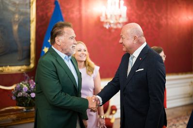 Am 3. Juni 2025 nahm Bundeskanzler Christian Stocker (r.) am Austrian World Summit 2025 teil. Im Bild mit Arnold Schwarzenegger (l.).