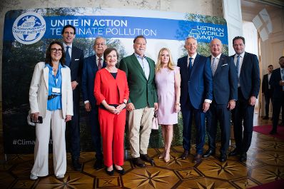 Am 3. Juni 2025 nahm Bundeskanzler Christian Stocker (2.v.r.) am Austrian World Summit 2025 teil. Im Bild mit Bundespr&auml;sident Alexander Van der Bellen (3.v.l.), Arnold Schwarzenegger (m.) und Bundesminister Norbert Totschnig (r.).