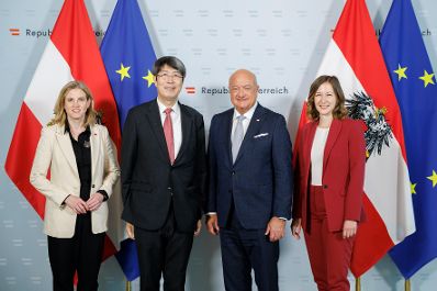 Am 3. Juni 2025 empfingen Bundeskanzler Christian Stocker, Bundesministerin Beate Meinl-Reisinger und Bundesministerin Claudia Plakolm den Diplomatischen Corps und VertreterInnen von Internationalen Organisationen im Bundeskanzleramt.