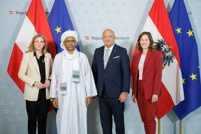 Am 3. Juni 2025 empfingen Bundeskanzler Christian Stocker, Bundesministerin Beate Meinl-Reisinger und Bundesministerin Claudia Plakolm den Diplomatischen Corps und VertreterInnen von Internationalen Organisationen im Bundeskanzleramt.