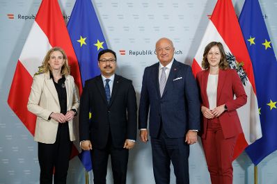Am 3. Juni 2025 empfingen Bundeskanzler Christian Stocker, Bundesministerin Beate Meinl-Reisinger und Bundesministerin Claudia Plakolm den Diplomatischen Corps und VertreterInnen von Internationalen Organisationen im Bundeskanzleramt.