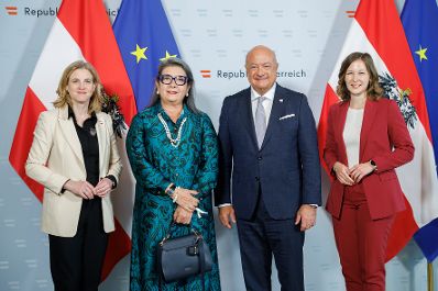 Am 3. Juni 2025 empfingen Bundeskanzler Christian Stocker, Bundesministerin Beate Meinl-Reisinger und Bundesministerin Claudia Plakolm den Diplomatischen Corps und VertreterInnen von Internationalen Organisationen im Bundeskanzleramt.