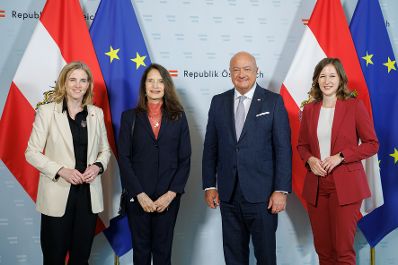 Am 3. Juni 2025 empfingen Bundeskanzler Christian Stocker, Bundesministerin Beate Meinl-Reisinger und Bundesministerin Claudia Plakolm den Diplomatischen Corps und VertreterInnen von Internationalen Organisationen im Bundeskanzleramt.