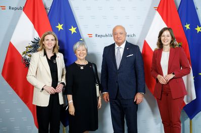 Am 3. Juni 2025 empfingen Bundeskanzler Christian Stocker, Bundesministerin Beate Meinl-Reisinger und Bundesministerin Claudia Plakolm den Diplomatischen Corps und VertreterInnen von Internationalen Organisationen im Bundeskanzleramt.