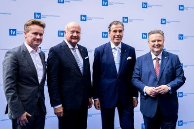 Am 4. Juni 2025 besuchte Bundeskanzler Christian Stocker (m.l.) das Sommerfest der Industriellenvereinigung Wien im Wiener Rathaus. Im Bild mit Michael Ludwig (r.) B&uuml;rgermeister von Wien, Georg Knill (l.) dem Pr&auml;sidenten der &ouml;sterreichischen Industriellenvereinigung und Christian Pochtler (m.r.) Pr&auml;sident der Industriellenvereinigung Wien.