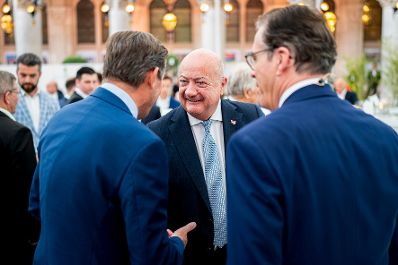 Am 4. Juni 2025 besuchte Bundeskanzler Christian Stocker (m.) das Sommerfest der Industriellenvereinigung Wien im Wiener Rathaus.