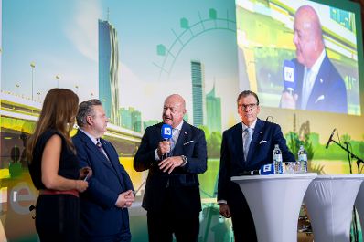 Am 4. Juni 2025 besuchte Bundeskanzler Christian Stocker (m.) das Sommerfest der Industriellenvereinigung Wien im Wiener Rathaus. Im Bild mit Michael Ludwig (2.v.l.) B&uuml;rgermeister von Wien und Christian Pochtler (r.) Pr&auml;sident der Industriellenvereinigung Wien.