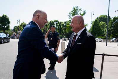 Am 12. Juni 2025 empfing Bundeskanzler Christian Stocker (r.) den Ministerpr&auml;sidenten von Bulgarien, Rosen Zhelyazkov (l.).