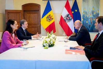 Am 13. Juni 2025 nahm Bundeskanzler Christian Stocker (m.r.) am Europa-Forum Wachau teil. Im Bild bei einem Arbeitsgespr&auml;ch mit dem Ministerpr&auml;sidenten der Republik Moldau, Dorin Recean (m.l.).