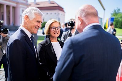 Am 13. Juni 2025 nahm Bundeskanzler Christian Stocker (r.) am Europa-Forum Wachau teil. Im Bild mit der Landeshauptfrau von Nieder&ouml;sterreich Johanna Mikl-Leitner (m.) und dem Pr&auml;sidenten des Europa-Forum Wachau, Michael Linhart (l.).