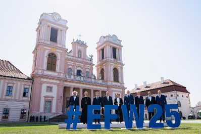 Am 13. Juni 2025 nahm Bundeskanzler Christian Stocker (4.v.l.) am Europa-Forum Wachau teil. Im Bild mit der Landeshauptfrau von Nieder&ouml;sterreich Johanna Mikl-Leitner (m.), dem Ministerpr&auml;sidenten der Republik Moldau Dorin Recean (3.v.l.), dem Philosoph und Schriftsteller Peter Sloterdijk (l.), dem Abt des Stiftes G&ouml;ttweig Patrick Sch&ouml;der (2.v.l.), dem Ministerpr&auml;sidenten von Bulgarien Rosen Zhelyazkov (4.v.r.), dem Pr&auml;sidenten des Europa-Forum Wachau Michael Linhart (3.v.r.), dem Vorsitzenden der Atlantik-Br&uuml;cke e.V. Sigmar Gabriel (2.v.r.) und dem Director for OECD Global Relations Andreas Schaal (r.).