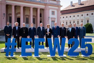 Am 13. Juni 2025 nahm Bundeskanzler Christian Stocker (4.v.l.) am Europa-Forum Wachau teil. Im Bild mit der Landeshauptfrau von Nieder&ouml;sterreich Johanna Mikl-Leitner (m.), dem Ministerpr&auml;sidenten der Republik Moldau Dorin Recean (3.v.l.), dem Philosoph und Schriftsteller Peter Sloterdijk (l.), dem Abt des Stiftes G&ouml;ttweig Patrick Sch&ouml;der (2.v.l.), dem Ministerpr&auml;sidenten von Bulgarien Rosen Zhelyazkov (4.v.r.), dem Pr&auml;sidenten des Europa-Forum Wachau Michael Linhart (3.v.r.), dem Vorsitzenden der Atlantik-Br&uuml;cke e.V. Sigmar Gabriel (2.v.r.) und dem Director for OECD Global Relations Andreas Schaal (r.).