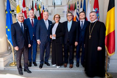 Am 13. Juni 2025 nahm Bundeskanzler Christian Stocker (3.v.l.) am Europa-Forum Wachau teil. Im Bild mit der Landeshauptfrau von Nieder&ouml;sterreich Johanna Mikl-Leitner (m.), dem Ministerpr&auml;sidenten der Republik Moldau Dorin Recean (2.v.r.), dem Ministerpr&auml;sidenten von Bulgarien Rosen Zhelyazkov (2.v.l.), dem Vorsitzenden der Atlantik-Br&uuml;cke e.V. Sigmar Gabriel (m.r.) und dem Abt des Stiftes G&ouml;ttweig Patrick Sch&ouml;der (r.).