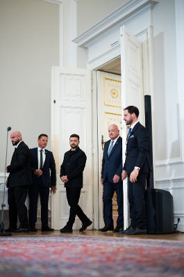 Am 16. Juni 2025 empfing Bundeskanzler Christian Stocker (2.v.r.) den Pr&auml;sidenten der Ukraine Wolodymyr Selenskyj (3.v.r.) zu einem Arbeitsgespr&auml;ch. Im Bild beim anschlie&szlig;enden Doorstep.