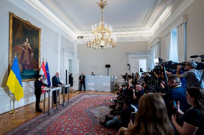 Am 16. Juni 2025 empfing Bundeskanzler Christian Stocker (2.v.l.) den Pr&auml;sidenten der Ukraine Wolodymyr Selenskyj (l.) zu einem Arbeitsgespr&auml;ch. Im Bild beim anschlie&szlig;enden Doorstep.