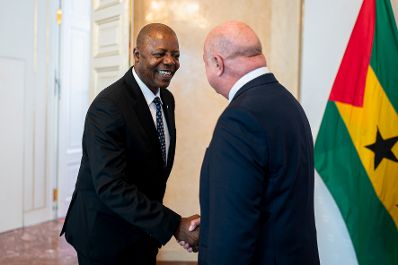 Am 17. Juni 2025 empfing Bundeskanzler Christian Stocker (r.) den Premierminister von S&atilde;o Tom&eacute; und Pr&iacute;ncipe, Am&eacute;rico d'Oliveira dos Ramos (l.) zu einem Arbeitsgespr&auml;ch.