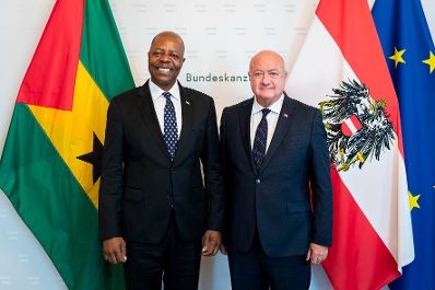 Am 17. Juni 2025 empfing Bundeskanzler Christian Stocker (r.) den Premierminister von S&atilde;o Tom&eacute; und Pr&iacute;ncipe, Am&eacute;rico d'Oliveira dos Ramos (l.) zu einem Arbeitsgespr&auml;ch.