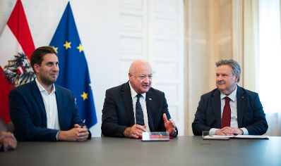 Am 18. Juni 2025 empfing Bundeskanzler Christian Stocker (m.) anl&auml;sslich zum geplanten Aufbau einer &bdquo;KI-Gigafactory&ldquo; f&uuml;r den Raum Wien, den B&uuml;rgermeister von Wien Michael Ludwig (r.). Im Bild mit Staatssekret&auml;r Alexander Pr&ouml;ll (l.).
