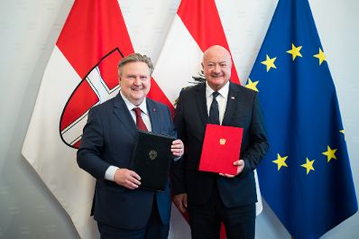 Am 18. Juni 2025 empfing Bundeskanzler Christian Stocker (r.) anl&auml;sslich zum geplanten Aufbau einer &bdquo;KI-Gigafactory&ldquo; f&uuml;r den Raum Wien, den B&uuml;rgermeister von Wien Michael Ludwig (l.).