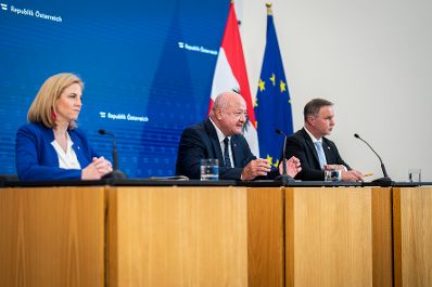 Am 18. Juni 2025 nahm Bundeskanzler Christian Stocker (m.) gemeinsam mit Vizekanzler Andreas Babler (r.) und Bundesministerin Beate Meinl-Reisinger (l.) am Pressefoyer nach dem Ministerrat teil.