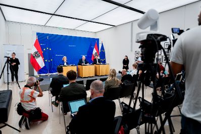 Am 18. Juni 2025 nahm Bundeskanzler Christian Stocker gemeinsam mit Vizekanzler Andreas Babler und Bundesministerin Beate Meinl-Reisinger am Pressefoyer nach dem Ministerrat teil.