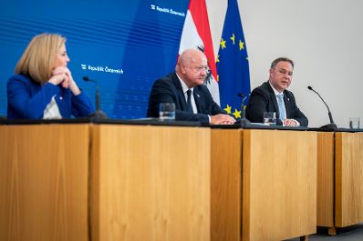 Am 18. Juni 2025 nahm Bundeskanzler Christian Stocker (m.) gemeinsam mit Vizekanzler Andreas Babler (r.) und Bundesministerin Beate Meinl-Reisinger (l.) am Pressefoyer nach dem Ministerrat teil.