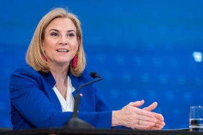 Am 18. Juni 2025 nahm Bundeskanzler Christian Stocker gemeinsam mit Vizekanzler Andreas Babler und Bundesministerin Beate Meinl-Reisinger (im Bild) am Pressefoyer nach dem Ministerrat teil.