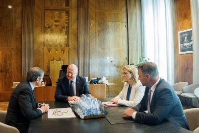 Am 25. Juni 2025 empfing Bundeskanzler Christian Stocker (m.l.) den Direktor der Internationalen Atomenergiebeh&ouml;rde (IAEA), Rafael Grossi (l.). Im Bild mit Vizekanzler Andreas Babler (r.) und Bundesministerin Beate Meinl-Reisinger (m.r.).