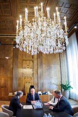 Am 25. Juni 2025 empfing Bundeskanzler Christian Stocker (m.l.) den Direktor der Internationalen Atomenergiebeh&ouml;rde (IAEA), Rafael Grossi (l.). Im Bild mit Vizekanzler Andreas Babler (r.) und Bundesministerin Beate Meinl-Reisinger (m.r.).