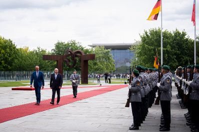 Am 27. Juni 2025 reiste Bundeskanzler Christian Stocker (2.v.l.) zu einem Arbeitsbesuch nach Berlin. Im Bild mit dem Bundeskanzler von der Bundesrepublik Deutschland Friedrich Merz (l.).