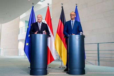 Am 27. Juni 2025 reiste Bundeskanzler Christian Stocker (l.) zu einem Arbeitsbesuch nach Berlin. Im Bild bei einer gemeinsamen Pressekonferenz, mit dem Bundeskanzler von der Bundesrepublik Deutschland Friedrich Merz (r.).
