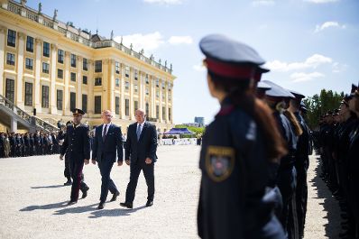 Am 30. Juni 2025 nahm Bundeskanzler Christian Stocker (m.l.) gemeinsam mit Bundesminister Gerhard Karner (2.v.l.), anl&auml;sslich des Festaktes &bdquo;20 Jahre Zusammenlegung Gendarmerie und Polizei&ldquo; an der Angelobung und Ausmusterung von Polizistinnen und Polizisten im Schloss Sch&ouml;nbrunn teil. Im Bild mit Franz Ruf (l.) Generaldirektor f&uuml;r die &ouml;ffentliche Sicherheit.