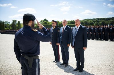 Am 30. Juni 2025 nahm Bundeskanzler Christian Stocker (r.) gemeinsam mit Bundesminister Gerhard Karner (m.), anl&auml;sslich des Festaktes &bdquo;20 Jahre Zusammenlegung Gendarmerie und Polizei&ldquo; an der Angelobung und Ausmusterung von Polizistinnen und Polizisten im Schloss Sch&ouml;nbrunn teil. Im Bild mit Franz Ruf (l.) Generaldirektor f&uuml;r die &ouml;ffentliche Sicherheit.