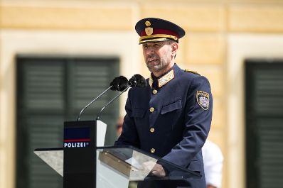 Am 30. Juni 2025 nahm Bundeskanzler Christian Stocker gemeinsam mit Bundesminister Gerhard Karner, anl&auml;sslich des Festaktes &bdquo;20 Jahre Zusammenlegung Gendarmerie und Polizei&ldquo; an der Angelobung und Ausmusterung von Polizistinnen und Polizisten im Schloss Sch&ouml;nbrunn teil. Im Bild Franz Ruf Generaldirektor f&uuml;r die &ouml;ffentliche Sicherheit.