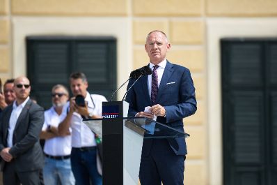 Am 30. Juni 2025 nahm Bundeskanzler Christian Stocker gemeinsam mit Bundesminister Gerhard Karner (im Bild), anl&auml;sslich des Festaktes &bdquo;20 Jahre Zusammenlegung Gendarmerie und Polizei&ldquo; an der Angelobung und Ausmusterung von Polizistinnen und Polizisten im Schloss Sch&ouml;nbrunn teil.