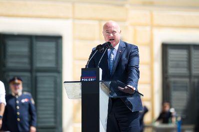 Am 30. Juni 2025 nahm Bundeskanzler Christian Stocker (im Bild) gemeinsam mit Bundesminister Gerhard Karner, anl&auml;sslich des Festaktes &bdquo;20 Jahre Zusammenlegung Gendarmerie und Polizei&ldquo; an der Angelobung und Ausmusterung von Polizistinnen und Polizisten im Schloss Sch&ouml;nbrunn teil.