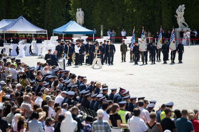 Am 30. Juni 2025 nahm Bundeskanzler Christian Stocker gemeinsam mit Bundesminister Gerhard Karner, anl&auml;sslich des Festaktes &bdquo;20 Jahre Zusammenlegung Gendarmerie und Polizei&ldquo; an der Angelobung und Ausmusterung von Polizistinnen und Polizisten im Schloss Sch&ouml;nbrunn teil.