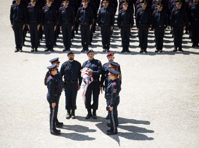 Am 30. Juni 2025 nahm Bundeskanzler Christian Stocker gemeinsam mit Bundesminister Gerhard Karner, anl&auml;sslich des Festaktes &bdquo;20 Jahre Zusammenlegung Gendarmerie und Polizei&ldquo; an der Angelobung und Ausmusterung von Polizistinnen und Polizisten im Schloss Sch&ouml;nbrunn teil.