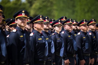 Am 30. Juni 2025 nahm Bundeskanzler Christian Stocker gemeinsam mit Bundesminister Gerhard Karner, anl&auml;sslich des Festaktes &bdquo;20 Jahre Zusammenlegung Gendarmerie und Polizei&ldquo; an der Angelobung und Ausmusterung von Polizistinnen und Polizisten im Schloss Sch&ouml;nbrunn teil.