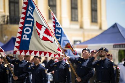 Am 30. Juni 2025 nahm Bundeskanzler Christian Stocker gemeinsam mit Bundesminister Gerhard Karner, anl&auml;sslich des Festaktes &bdquo;20 Jahre Zusammenlegung Gendarmerie und Polizei&ldquo; an der Angelobung und Ausmusterung von Polizistinnen und Polizisten im Schloss Sch&ouml;nbrunn teil.