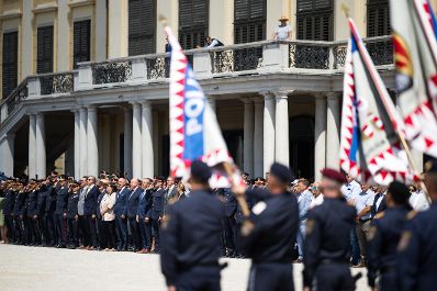 Am 30. Juni 2025 nahm Bundeskanzler Christian Stocker gemeinsam mit Bundesminister Gerhard Karner, anl&auml;sslich des Festaktes &bdquo;20 Jahre Zusammenlegung Gendarmerie und Polizei&ldquo; an der Angelobung und Ausmusterung von Polizistinnen und Polizisten im Schloss Sch&ouml;nbrunn teil.