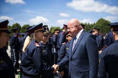 Am 30. Juni 2025 nahm Bundeskanzler Christian Stocker (m.r.) gemeinsam mit Bundesminister Gerhard Karner, anl&auml;sslich des Festaktes &bdquo;20 Jahre Zusammenlegung Gendarmerie und Polizei&ldquo; an der Angelobung und Ausmusterung von Polizistinnen und Polizisten im Schloss Sch&ouml;nbrunn teil.