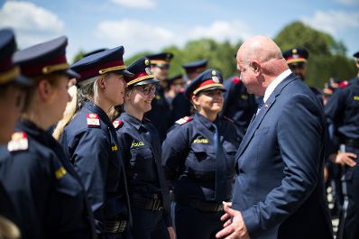 Am 30. Juni 2025 nahm Bundeskanzler Christian Stocker (r.) gemeinsam mit Bundesminister Gerhard Karner, anl&auml;sslich des Festaktes &bdquo;20 Jahre Zusammenlegung Gendarmerie und Polizei&ldquo; an der Angelobung und Ausmusterung von Polizistinnen und Polizisten im Schloss Sch&ouml;nbrunn teil.