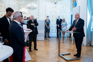 Am 30. Juni 2025 &uuml;berreichte Bundeskanzler Christian Stocker (r.) das Gro&szlig;e Silberne Ehrenzeichen f&uuml;r Verdienste um die Republik &Ouml;sterreich an Wolfgang Puck.