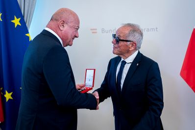 Am 30. Juni 2025 &uuml;berreichte Bundeskanzler Christian Stocker (l.) das Gro&szlig;e Silberne Ehrenzeichen f&uuml;r Verdienste um die Republik &Ouml;sterreich an Wolfgang Puck (r.).