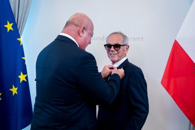 Am 30. Juni 2025 &uuml;berreichte Bundeskanzler Christian Stocker (l.) das Gro&szlig;e Silberne Ehrenzeichen f&uuml;r Verdienste um die Republik &Ouml;sterreich an Wolfgang Puck (r.).
