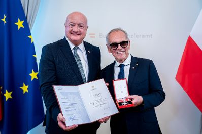 Am 30. Juni 2025 &uuml;berreichte Bundeskanzler Christian Stocker (l.) das Gro&szlig;e Silberne Ehrenzeichen f&uuml;r Verdienste um die Republik &Ouml;sterreich an Wolfgang Puck (r.).
